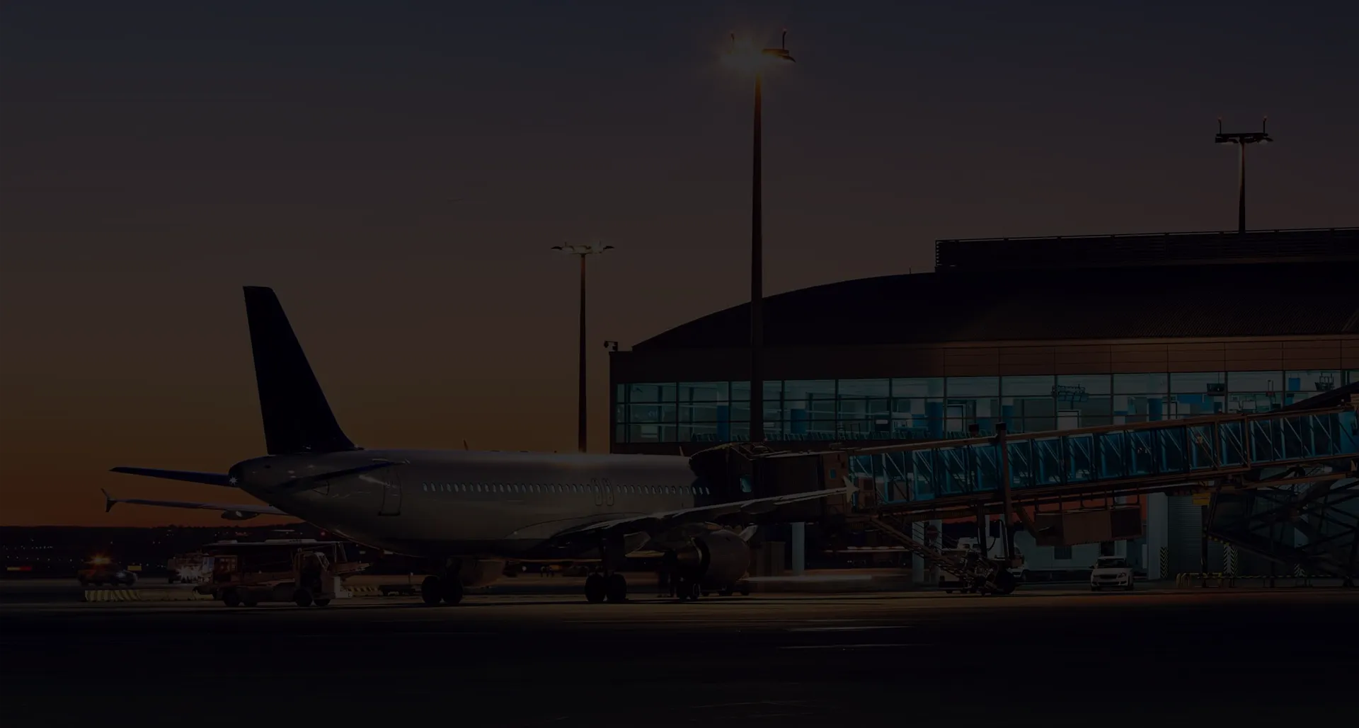 Gece havalimanı manzarası - ekonomik ve güvenilir havalimanı transfer hizmeti.