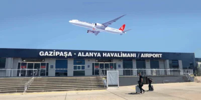 Gazipaşa-Alanya Havalimanı terminali ve havalanan Türk Hava Yolları uçağı; Antalya ve Gazipaşa havalimanlarından popüler transfer rotaları.
