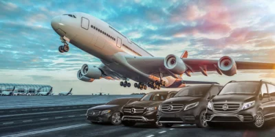 Havalimanı transfer hizmeti için kalkışa geçen uçak ve lüks VIP transfer araçları (Mercedes minibüs ve sedan)