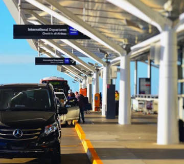 Havalimanında bekleyen lüks Mercedes araç, kapıdan kapıya havalimanı transfer hizmeti sunuyor.
