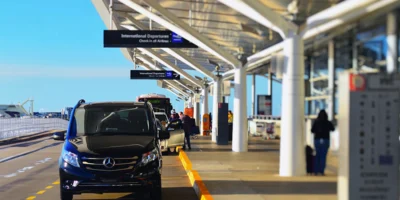 Havalimanında bekleyen lüks Mercedes araç, kapıdan kapıya havalimanı transfer hizmeti sunuyor.