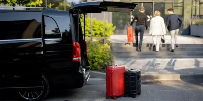 Uzun mesafeli yolculuklarda havalimanından otele transfer için Mercedes minibüs ve yolcuların bagajları; lüks ve güvenli ulaşım hizmeti.