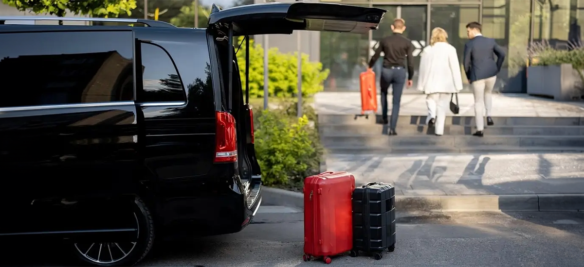 Uzun mesafeli yolculuklarda havalimanından otele transfer için Mercedes minibüs ve yolcuların bagajları; lüks ve güvenli ulaşım hizmeti.